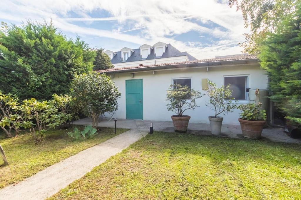 Maisonnette Dans Jardin Partage Коломб Екстер'єр фото