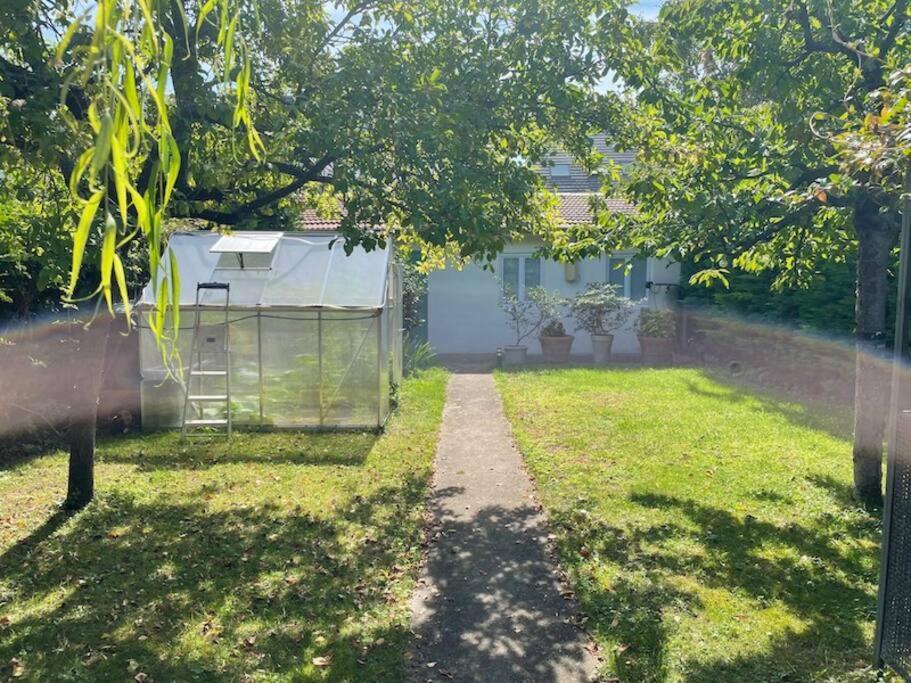 Maisonnette Dans Jardin Partage Коломб Екстер'єр фото