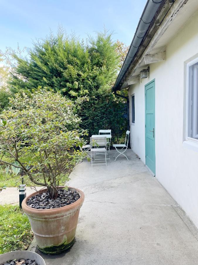 Maisonnette Dans Jardin Partage Коломб Екстер'єр фото