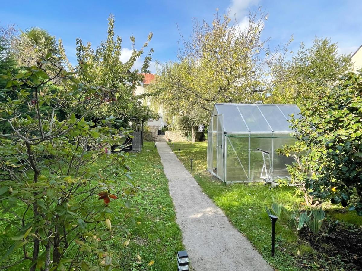Maisonnette Dans Jardin Partage Коломб Екстер'єр фото